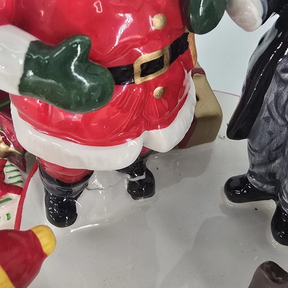 Department 56 Santa and Musicians Holiday Scene